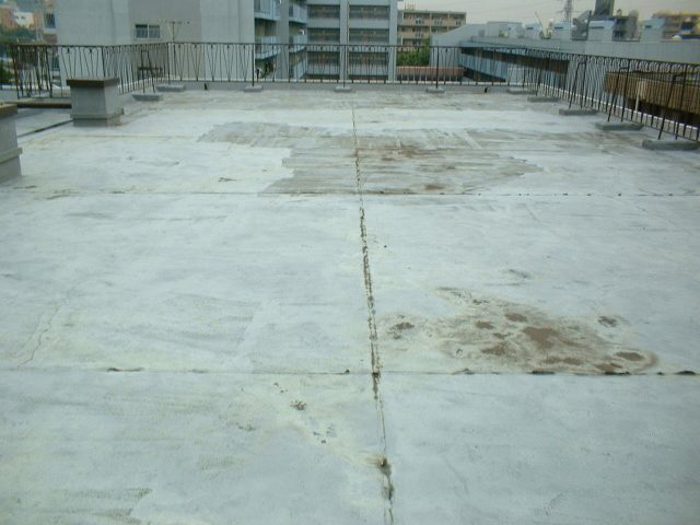ルーフバルコニー防水改修の施工前。防水層が傷んでいる状態